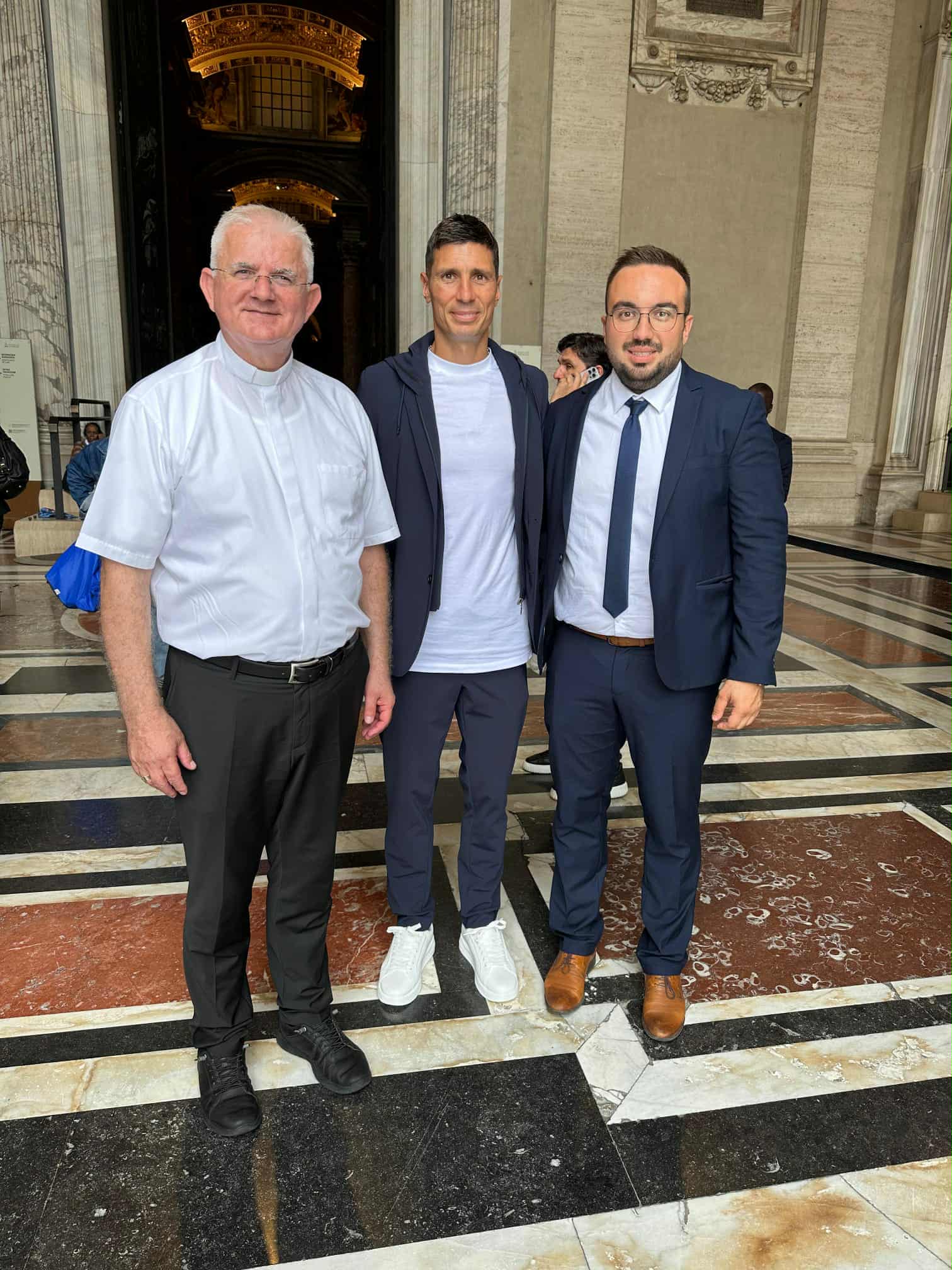 Foto: Riječka nadbiskupija (nadbiskup Mate Uzinić, nogometaš Damir Kreilach i nadbiskupijski povjerenik za sport Kristian Perković.